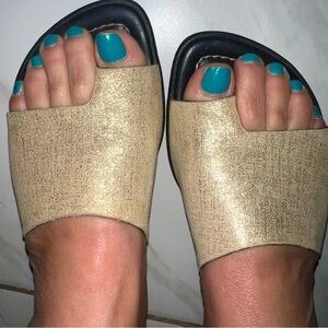 DONALD PILNER•Gyles Gold Metallic Toe Strap Sandals•SIZE 6